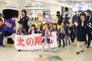 秋季全国火災予防運動にあわせてイオン県央店で幼年消防クラブ員による合同防火パレード