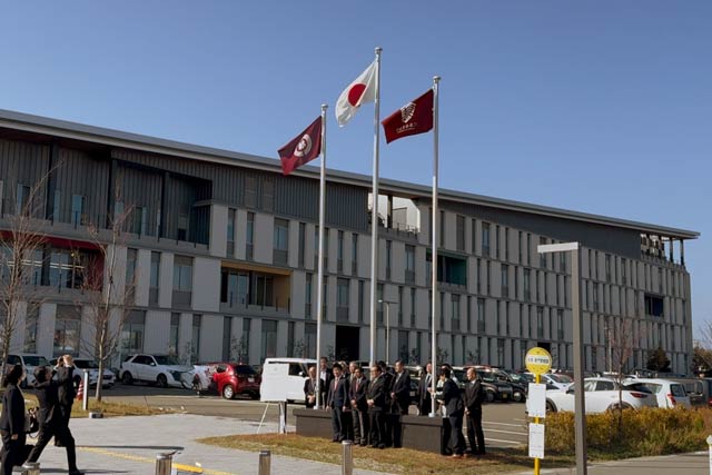 国旗掲揚塔の前で記念写真