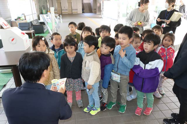 赤い羽根共同募金に2万円余りを寄付する聖公会聖母こども園の年中児