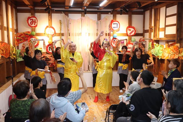 職員が「マツケンサンバ」のダンスを披露