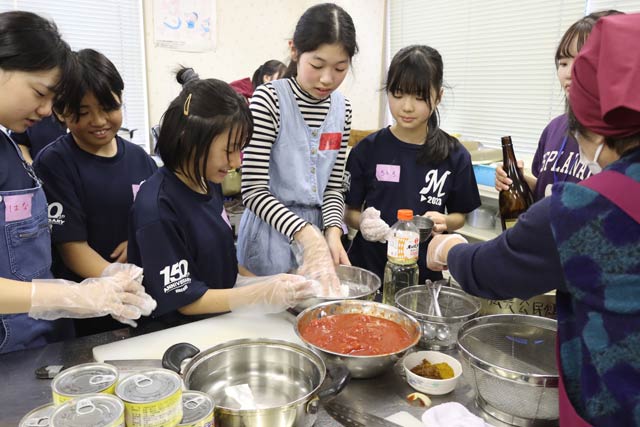 昼食のトマみそカレー豚丼などを調理