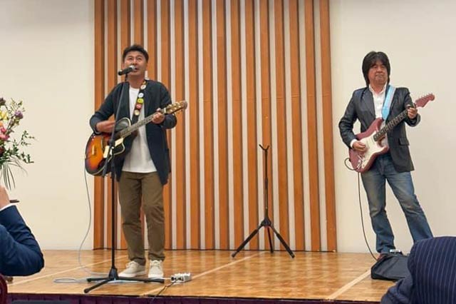 『八十リバティ』を歌う一本道スジオさん(左)