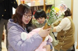 園児が花束を贈って家族にありがとう 燕市で年少児以上を対象に