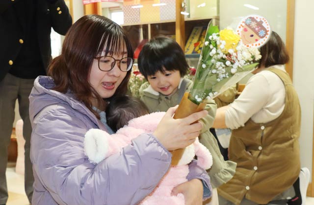 西燕保育園で園児から家族へ花束のプレゼント