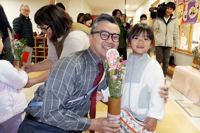 西燕保育園で園児から家族へ花束のプレゼント
