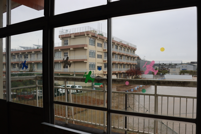 燕東幼稚園の窓から見える燕東小学校