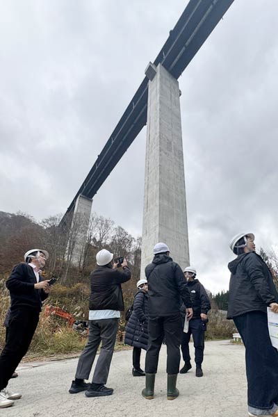 高さ80mを越す5号橋りょうを橋脚を見上げる