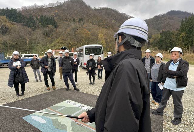 工事の進ちょくの説明を聞く