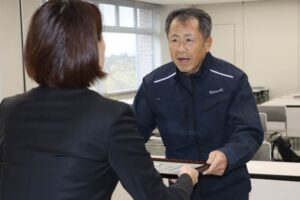 加茂市道路除雪感謝状贈呈式で除雪従事23年の星野幸男さんに感謝状