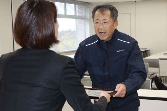 藤田市長から感謝状を受ける星野さん