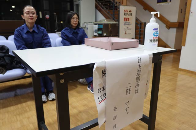 農村環境改善センターに開設された自主避難所の受け付け