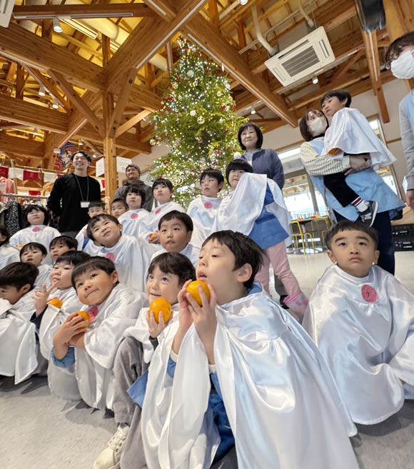 完成したクリスマスツリーの前で記念写真