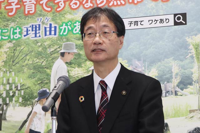 定例記者会見を行う鈴木市長