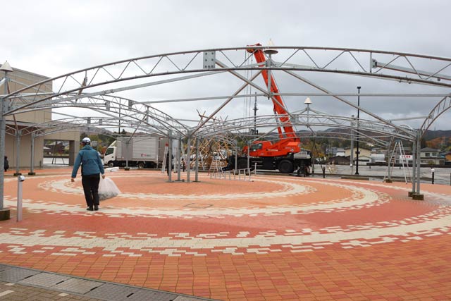 パワーテントの天幕の撤去作業が行われた「道の駅たがみ」
