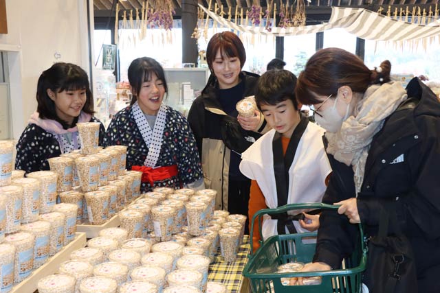 「道の駅 庭園の郷 保内」でポン菓子を販売する保内小5年生