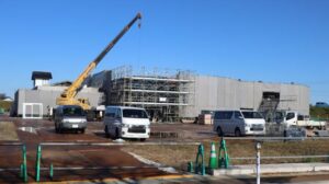 建設中の燕市屋内こども遊戯施設