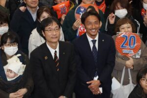 ファンと記念写真に写る島田選手と鈴木市長