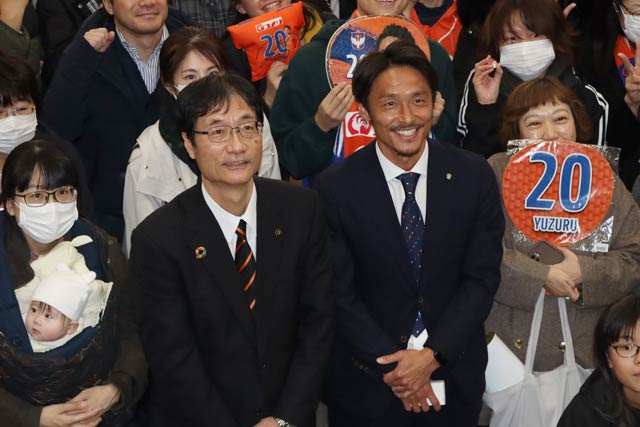 ファンと記念写真に写る島田選手と鈴木市長
