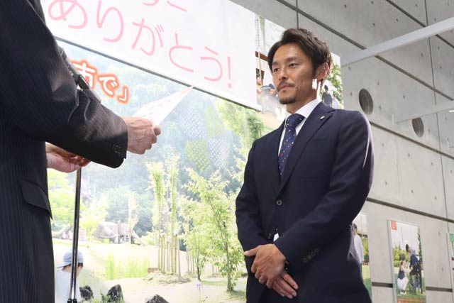 鈴木市長から島田選手に感謝状を贈呈