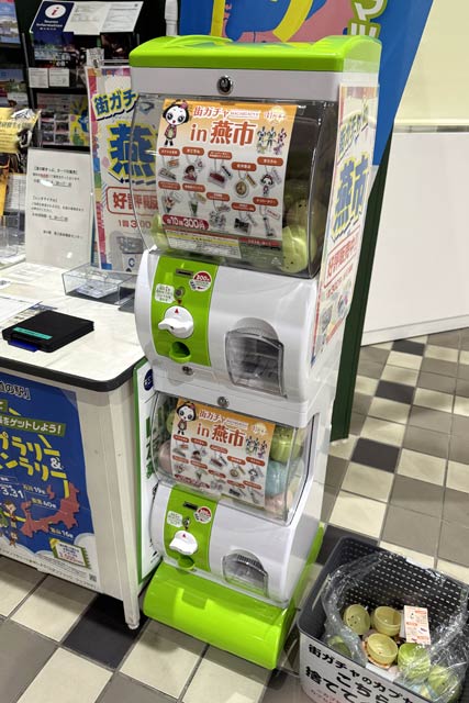 インフォーメーションカウンターのとなりに設置した「街ガチャin燕市」のガチャマシン