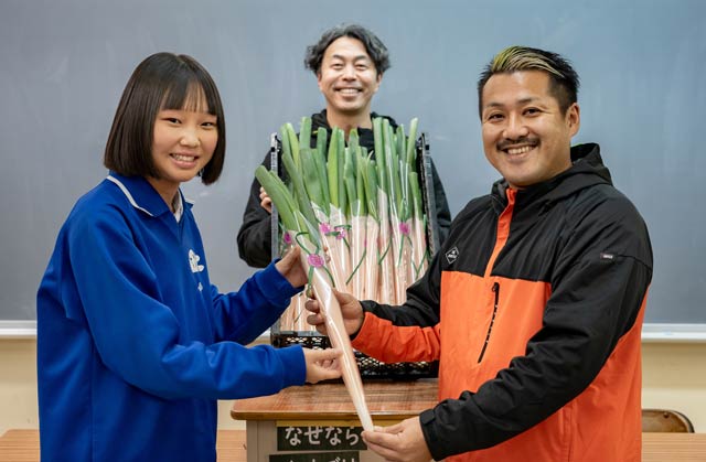 左から3年生、馬場駅長、生産者の佐藤さん