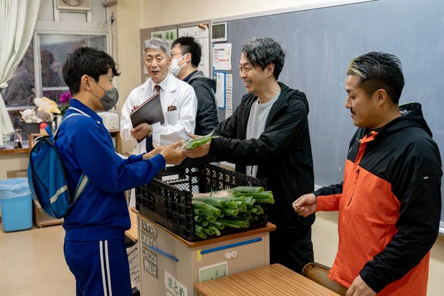 3年生にネギを手渡す 