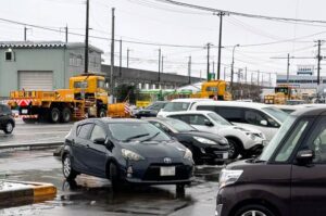 JAえちご中越農産物直売所「ただいまーと」前（三条市福島新田）の国道8号を隊列を組んで長岡市方向へ向かう数台の除雪車