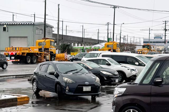 JAえちご中越農産物直売所「ただいまーと」前（三条市福島新田）の国道8号を隊列を組んで長岡市方向へ向かう数台の除雪車