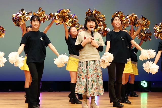 ’佐藤ひらりさんの生歌にあわせてチアチームRAINBOW STARがパフォーマンス