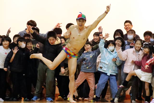 ステージに上がって小島よしおさんと一緒に「オッパッピー」