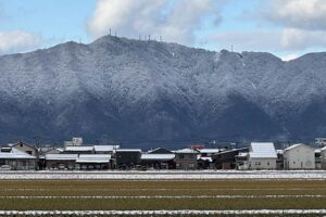 夜が明けると雪景色 夜は道路凍結も
