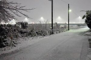 13日深夜に雨が雪に変わってあっと言う間に銀世界になった燕市