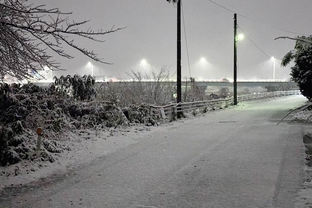 13日深夜に雨が雪に変わってあっと言う間に銀世界になった燕市