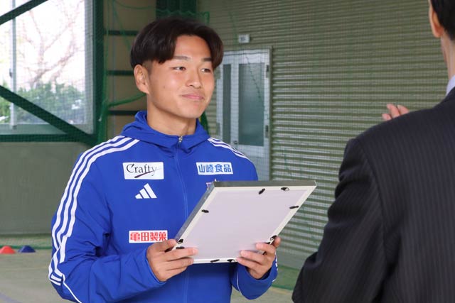 任命書などを受ける石山選手