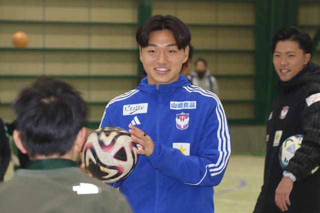 サッカー教室で指導する石山選手