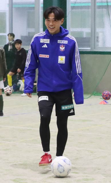 サッカー教室で指導する石山選手 