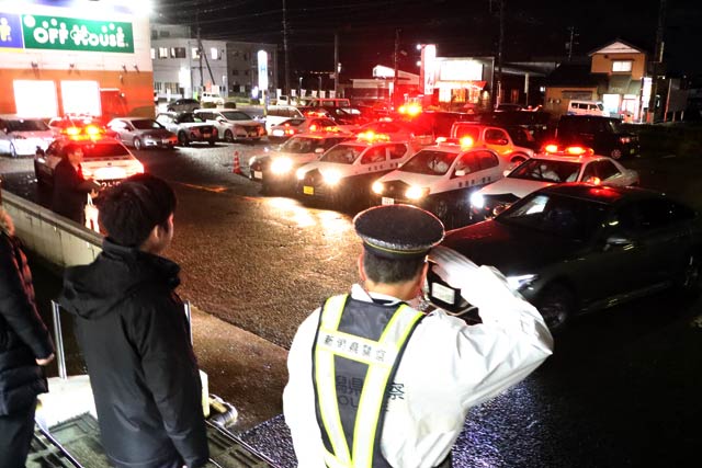 出発式でパトカーなどを見送る
