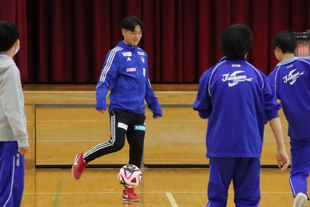 生徒とプレーする石山選手