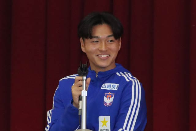 中学生の質問に答える石山選手