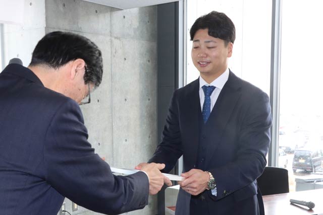 漆原選手に任命書などを手渡す