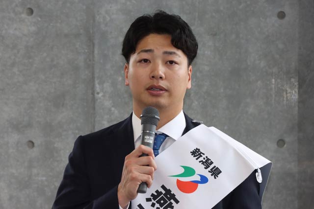 記者の質問に答える漆原選手