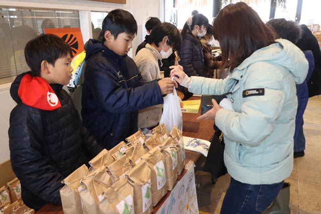 「道の駅 庭園の郷 保内」で「旭米」を販売する旭小5、6年生