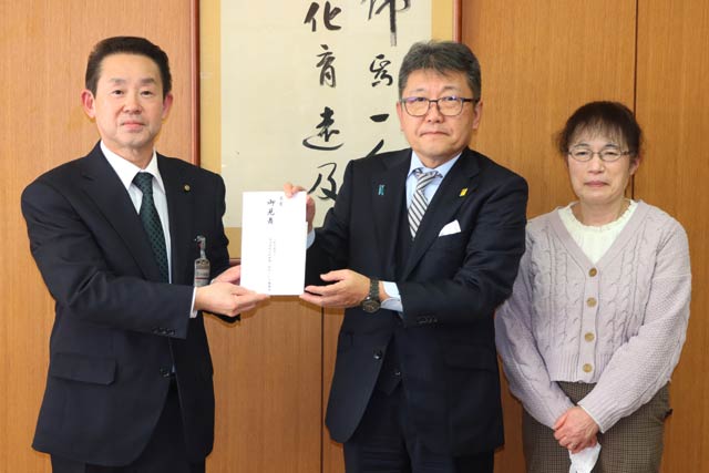 左から高橋教育長、角谷会長、金子園長