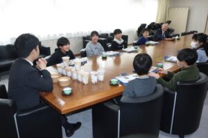 ポン菓子を持参して市役所を訪問した保内小5年生