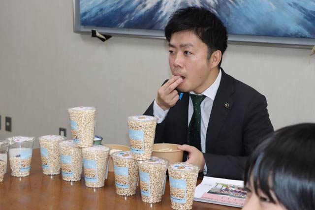 ポン菓子を実食する滝沢市長