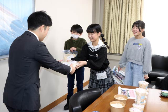 市長にコメをプレゼント