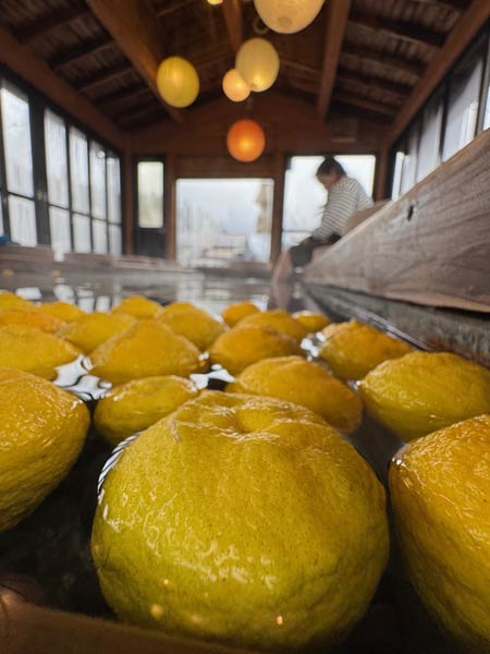 「道の駅 SORAIRO 国上」足湯「酒呑童子の湯」がゆず湯に