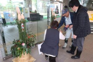 三条市総合福祉センターに門松を設置する西本成寺有志会
