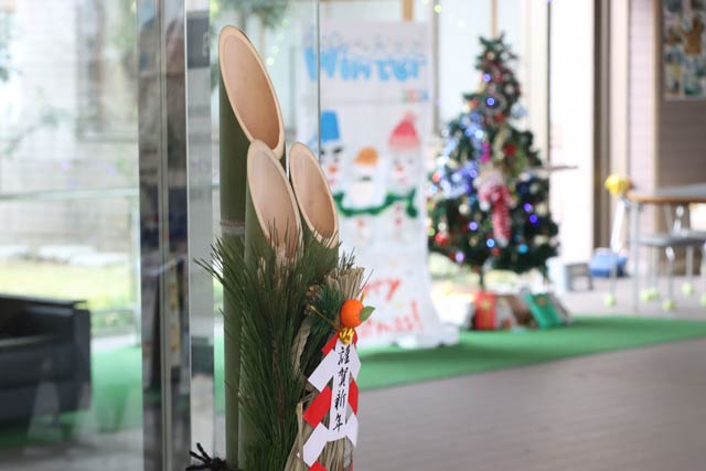 門松とクリスマスツリーが並ぶ