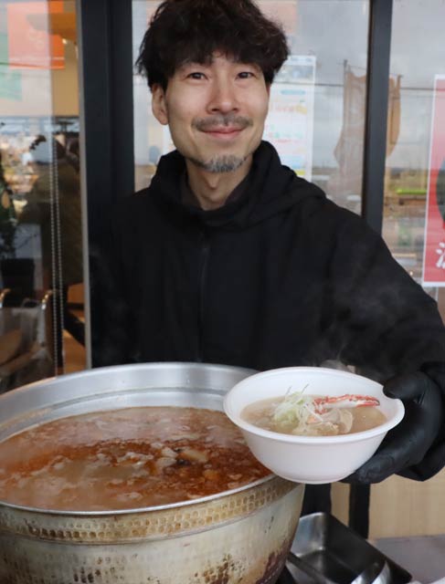 玄関前で漁師汁を販売